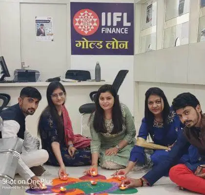 IIFL-ites showcasing their creative rangoli designs