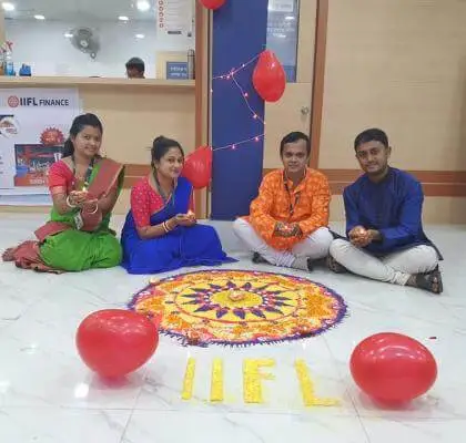 IIFL-ஐச் சேர்ந்தவர்கள் ரங்கோலி போட்டியில் தங்கள் திறமையை வெளிப்படுத்துகிறார்கள்