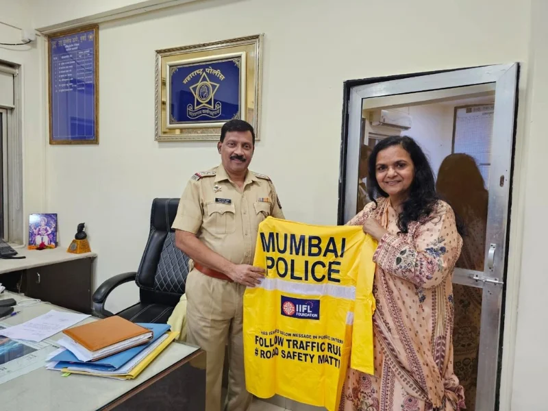 IIFL Supports Mumbai Police and Local Community